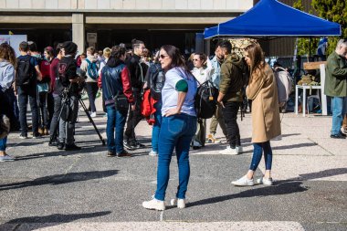 Tel Aviv, İsrail - 25 Ocak 2024 'te Tel Aviv' deki Rehine Meydanı 'nı ziyaret eden insanlar, Gazze' de rehin tutulan 100 rehinenin anısına. İnsanlar düzenli olarak rehine ailelerini desteklemek için toplanır.