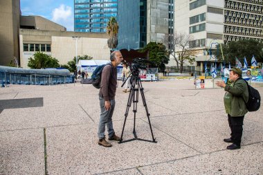 Tel Aviv, İsrail - 25 Ocak 2024 'te Tel Aviv' deki Rehine Meydanı 'nı ziyaret eden insanlar, Gazze' de rehin tutulan 100 rehinenin anısına. İnsanlar düzenli olarak rehine ailelerini desteklemek için toplanır.