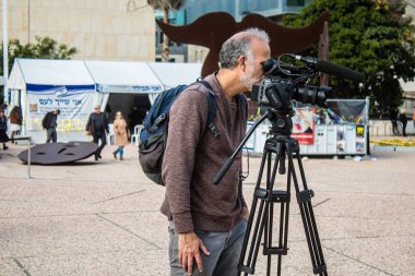 Tel Aviv, İsrail - 25 Ocak 2024 'te Tel Aviv' deki Rehine Meydanı 'nı ziyaret eden insanlar, Gazze' de rehin tutulan 100 rehinenin anısına. İnsanlar düzenli olarak rehine ailelerini desteklemek için toplanır.