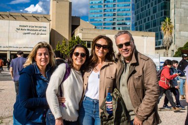 Tel Aviv, İsrail - 25 Ocak 2024 'te Tel Aviv' deki Rehine Meydanı 'nı ziyaret eden insanlar, Gazze' de rehin tutulan 100 rehinenin anısına. İnsanlar düzenli olarak rehine ailelerini desteklemek için toplanır.