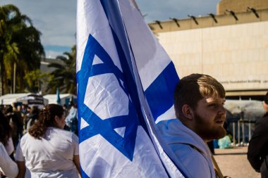 Tel Aviv, İsrail - 25 Ocak 2024 İsrailli gençler Tel Aviv 'deki Rehineler Meydanı' nı ziyaret ederek Gazze 'de esir tutulan 100 rehinenin anısına. İnsanlar düzenli olarak rehine ailelerini desteklemek için toplanır.
