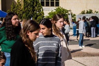 Tel Aviv, İsrail - 25 Ocak 2024 İsrailli gençler Tel Aviv 'deki Rehineler Meydanı' nı ziyaret ederek Gazze 'de esir tutulan 100 rehinenin anısına. İnsanlar düzenli olarak rehine ailelerini desteklemek için toplanır.