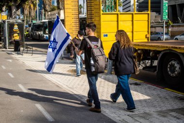 Tel Aviv, İsrail - 25 Ocak 2024 İsrailli gençler Tel Aviv 'deki Rehineler Meydanı' nı ziyaret ederek Gazze 'de esir tutulan 100 rehinenin anısına. İnsanlar düzenli olarak rehine ailelerini desteklemek için toplanır.