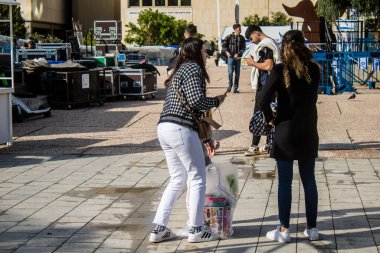 Tel Aviv, İsrail - 25 Ocak 2024 İsrailli gençler Tel Aviv 'deki Rehineler Meydanı' nı ziyaret ederek Gazze 'de esir tutulan 100 rehinenin anısına. İnsanlar düzenli olarak rehine ailelerini desteklemek için toplanır.