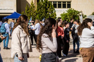 Tel Aviv, İsrail - 25 Ocak 2024 İsrailli gençler Tel Aviv 'deki Rehineler Meydanı' nı ziyaret ederek Gazze 'de esir tutulan 100 rehinenin anısına. İnsanlar düzenli olarak rehine ailelerini desteklemek için toplanır.