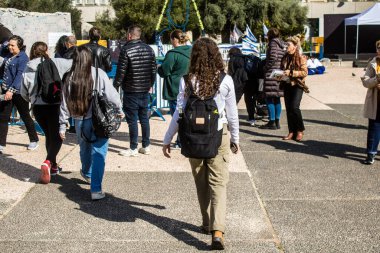 Tel Aviv, İsrail - 25 Ocak 2024 İsrailli gençler Tel Aviv 'deki Rehineler Meydanı' nı ziyaret ederek Gazze 'de esir tutulan 100 rehinenin anısına. İnsanlar düzenli olarak rehine ailelerini desteklemek için toplanır.