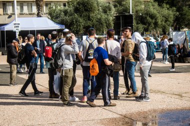Tel Aviv, İsrail - 25 Ocak 2024 İsrailli gençler Tel Aviv 'deki Rehineler Meydanı' nı ziyaret ederek Gazze 'de esir tutulan 100 rehinenin anısına. İnsanlar düzenli olarak rehine ailelerini desteklemek için toplanır.