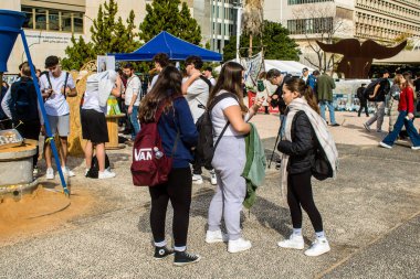 Tel Aviv, İsrail - 25 Ocak 2024 İsrailli gençler Tel Aviv 'deki Rehineler Meydanı' nı ziyaret ederek Gazze 'de esir tutulan 100 rehinenin anısına. İnsanlar düzenli olarak rehine ailelerini desteklemek için toplanır.