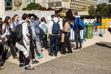Tel Aviv, İsrail - 25 Ocak 2024 İsrailli gençler Tel Aviv 'deki Rehineler Meydanı' nı ziyaret ederek Gazze 'de esir tutulan 100 rehinenin anısına. İnsanlar düzenli olarak rehine ailelerini desteklemek için toplanır.