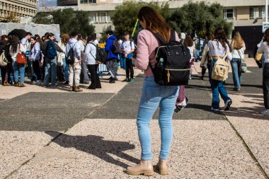 Tel Aviv, İsrail - 25 Ocak 2024 İsrailli gençler Tel Aviv 'deki Rehineler Meydanı' nı ziyaret ederek Gazze 'de esir tutulan 100 rehinenin anısına. İnsanlar düzenli olarak rehine ailelerini desteklemek için toplanır.