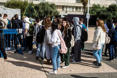 Tel Aviv, İsrail - 25 Ocak 2024 İsrailli gençler Tel Aviv 'deki Rehineler Meydanı' nı ziyaret ederek Gazze 'de esir tutulan 100 rehinenin anısına. İnsanlar düzenli olarak rehine ailelerini desteklemek için toplanır.