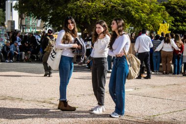 Tel Aviv, İsrail - 25 Ocak 2024 İsrailli gençler Tel Aviv 'deki Rehineler Meydanı' nı ziyaret ederek Gazze 'de esir tutulan 100 rehinenin anısına. İnsanlar düzenli olarak rehine ailelerini desteklemek için toplanır.