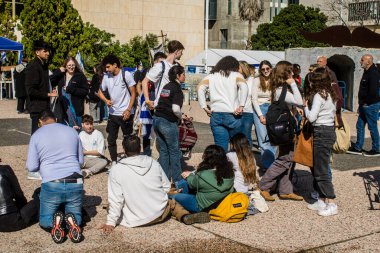 Tel Aviv, İsrail - 25 Ocak 2024 İsrailli gençler Tel Aviv 'deki Rehineler Meydanı' nı ziyaret ederek Gazze 'de esir tutulan 100 rehinenin anısına. İnsanlar düzenli olarak rehine ailelerini desteklemek için toplanır.
