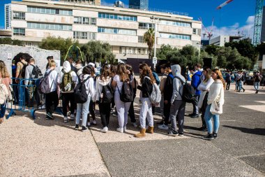 Tel Aviv, İsrail - 25 Ocak 2024 İsrailli gençler Tel Aviv 'deki Rehineler Meydanı' nı ziyaret ederek Gazze 'de esir tutulan 100 rehinenin anısına. İnsanlar düzenli olarak rehine ailelerini desteklemek için toplanır.