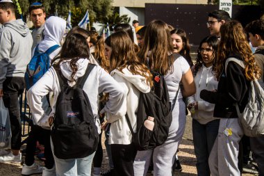 Tel Aviv, İsrail - 25 Ocak 2024 İsrailli gençler Tel Aviv 'deki Rehineler Meydanı' nı ziyaret ederek Gazze 'de esir tutulan 100 rehinenin anısına. İnsanlar düzenli olarak rehine ailelerini desteklemek için toplanır.