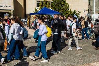 Tel Aviv, İsrail - 25 Ocak 2024 İsrailli gençler Tel Aviv 'deki Rehineler Meydanı' nı ziyaret ederek Gazze 'de esir tutulan 100 rehinenin anısına. İnsanlar düzenli olarak rehine ailelerini desteklemek için toplanır.