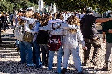 Tel Aviv, İsrail - 25 Ocak 2024 İsrailli gençler Tel Aviv 'deki Rehine Meydanı' nda hala Gazze 'de tutulan 100 rehinenin anısına şarkı söylüyorlar. İnsanlar düzenli olarak rehine ailelerini desteklemek için toplanır.