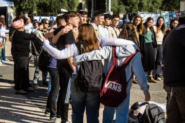 Tel Aviv, İsrail - 25 Ocak 2024 İsrailli gençler Tel Aviv 'deki Rehine Meydanı' nda hala Gazze 'de tutulan 100 rehinenin anısına şarkı söylüyorlar. İnsanlar düzenli olarak rehine ailelerini desteklemek için toplanır.