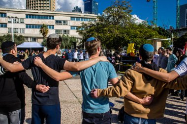 Tel Aviv, İsrail - 25 Ocak 2024 İsrailli gençler Tel Aviv 'deki Rehine Meydanı' nda hala Gazze 'de tutulan 100 rehinenin anısına şarkı söylüyorlar. İnsanlar düzenli olarak rehine ailelerini desteklemek için toplanır.
