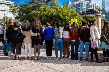 Tel Aviv, İsrail - 25 Ocak 2024 İsrailli gençler Tel Aviv 'deki Rehine Meydanı' nda hala Gazze 'de tutulan 100 rehinenin anısına şarkı söylüyorlar. İnsanlar düzenli olarak rehine ailelerini desteklemek için toplanır.