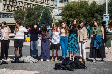 Tel Aviv, İsrail - 25 Ocak 2024 İsrailli gençler Tel Aviv 'deki Rehine Meydanı' nda hala Gazze 'de tutulan 100 rehinenin anısına şarkı söylüyorlar. İnsanlar düzenli olarak rehine ailelerini desteklemek için toplanır.