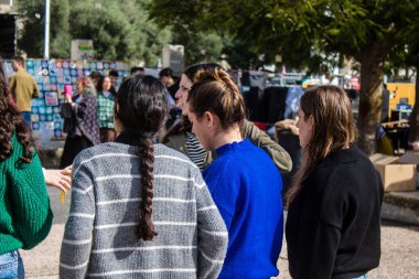 Tel Aviv, İsrail - 25 Ocak 2024 İsrailli gençler Tel Aviv 'deki Rehine Meydanı' nda hala Gazze 'de tutulan 100 rehinenin anısına şarkı söylüyorlar. İnsanlar düzenli olarak rehine ailelerini desteklemek için toplanır.