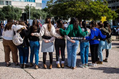 Tel Aviv, İsrail - 25 Ocak 2024 İsrailli gençler Tel Aviv 'deki Rehine Meydanı' nda hala Gazze 'de tutulan 100 rehinenin anısına şarkı söylüyorlar. İnsanlar düzenli olarak rehine ailelerini desteklemek için toplanır.