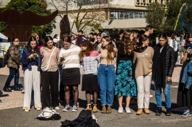 Tel Aviv, İsrail - 25 Ocak 2024 İsrailli gençler Tel Aviv 'deki Rehine Meydanı' nda hala Gazze 'de tutulan 100 rehinenin anısına şarkı söylüyorlar. İnsanlar düzenli olarak rehine ailelerini desteklemek için toplanır.