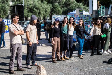 Tel Aviv, İsrail - 25 Ocak 2024 İsrailli gençler Tel Aviv 'deki Rehine Meydanı' nda hala Gazze 'de tutulan 100 rehinenin anısına şarkı söylüyorlar. İnsanlar düzenli olarak rehine ailelerini desteklemek için toplanır.