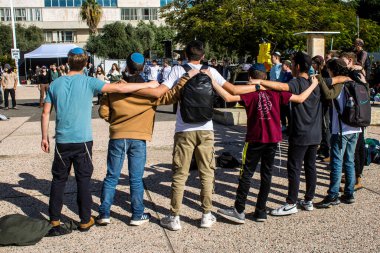 Tel Aviv, İsrail - 25 Ocak 2024 İsrailli gençler Tel Aviv 'deki Rehine Meydanı' nda hala Gazze 'de tutulan 100 rehinenin anısına şarkı söylüyorlar. İnsanlar düzenli olarak rehine ailelerini desteklemek için toplanır.
