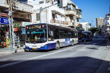 Tel Aviv, İsrail - 24 Ocak 2024 İsrail sembolik ve sembolik bir şehir olan Tel Aviv şehir merkezinde hareket eden yerel otobüs