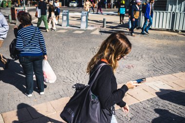 Tel Aviv, İsrail 24 Ocak 2024 İsrail 'in ikonik ve ikonik şehri Tel Aviv sokaklarında yürüyen insanlar