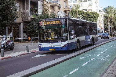 Tel Aviv, İsrail - 24 Ocak 2024 İsrail sembolik ve sembolik bir şehir olan Tel Aviv şehir merkezinde hareket eden yerel otobüs