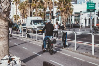 Tel Aviv, İsrail 24 Ocak 2024 İsrail 'in ikonik ve ikonik şehri Tel Aviv sokaklarında sürüş yapan insanlar