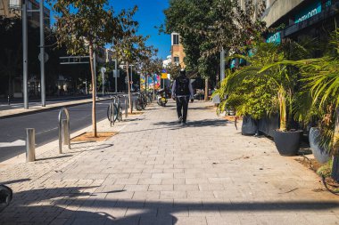 Tel Aviv, İsrail 24 Ocak 2024 İsrail 'in ikonik ve ikonik şehri Tel Aviv sokaklarında yürüyen insanlar