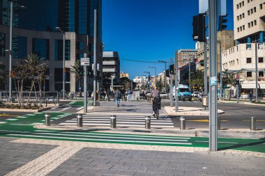 Tel Aviv, İsrail 24 Ocak 2024 İsrail 'in ikonik ve ikonik şehri Tel Aviv sokaklarında sürüş yapan insanlar