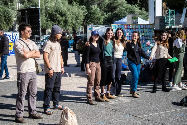 Tel Aviv, İsrail - 25 Ocak 2024 İsrailli gençler Tel Aviv 'deki Rehine Meydanı' nda hala Gazze 'de tutulan 100 rehinenin anısına şarkı söylüyorlar. İnsanlar düzenli olarak rehine ailelerini desteklemek için toplanır.