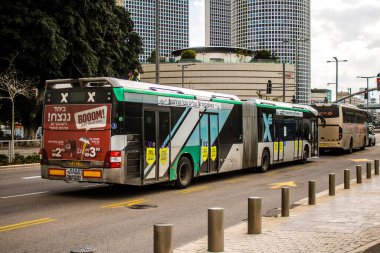 Tel Aviv, İsrail - 28 Ocak 2024 Yerel otobüs Tel Aviv şehir merkezinde, sembolik ve sembolik bir şehir olan