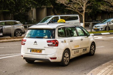 Tel Aviv, İsrail 28 Ocak 2024 İsrail taksisi İsrail 'in ikonik ve ikonik şehri Tel Aviv sokaklarında ilerliyor.