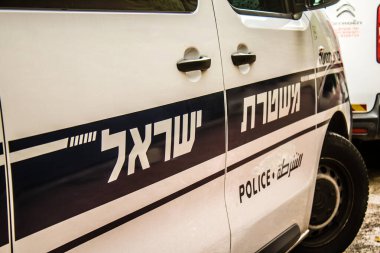 Tel Aviv, İsrail 28 Ocak 2024 Polis arabası Tel Aviv şehir merkezinde, ikonik ve ikonik bir şehir olan