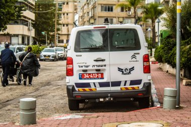 Tel Aviv, İsrail 28 Ocak 2024 Polis arabası Tel Aviv şehir merkezinde, ikonik ve ikonik bir şehir olan