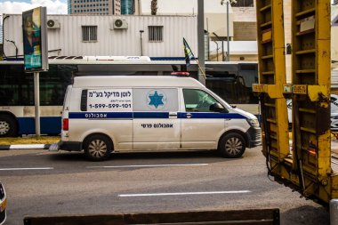 Tel Aviv, İsrail 28 Ocak 2024 İsrail ambulansı Tel Aviv sokaklarında ikonik ve simgesel bir şehir olan