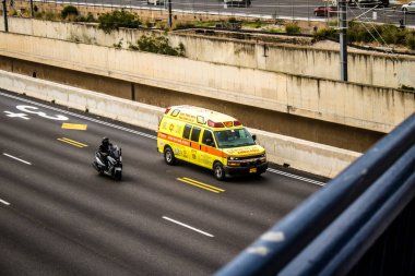 Tel Aviv, İsrail 28 Ocak 2024 İsrail ambulansı Tel Aviv sokaklarında ikonik ve simgesel bir şehir olan