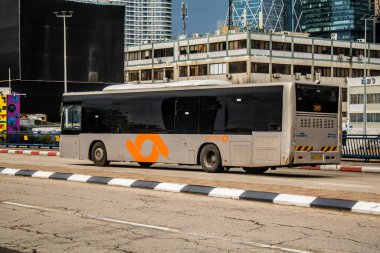 Tel Aviv, İsrail - 28 Ocak 2024 Yerel otobüs Tel Aviv şehir merkezinde, sembolik ve sembolik bir şehir olan