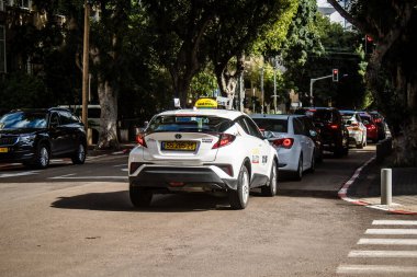 Tel Aviv, İsrail 28 Ocak 2024 İsrail taksisi İsrail 'in ikonik ve ikonik şehri Tel Aviv sokaklarında ilerliyor.
