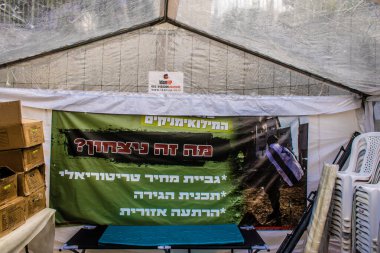 Tel Aviv, İsrail 28 Ocak 2024 İsrail ordusu merkezi Tel Aviv 'de yer almaktadır. Askerler cepheden ve Gazze 'den döndüklerinde yemek yemeye ve askeri giysilerini almaya geliyorlar.