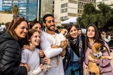 Tel Aviv, İsrail 2 Şubat 2024 SOS Hayvan Derneği 'nden yeni bir köpek sahibi yok edilmiş kibbutzlardan terk edilmiş köpeklerin evlat edinilmesi için Place Otage' da bir gün düzenliyor.