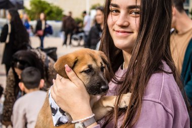 Tel Aviv, İsrail 2 Şubat 2024 SOS Hayvan Derneği 'nden yeni bir köpek sahibi yok edilmiş kibbutzlardan terk edilmiş köpeklerin evlat edinilmesi için Place Otage' da bir gün düzenliyor.