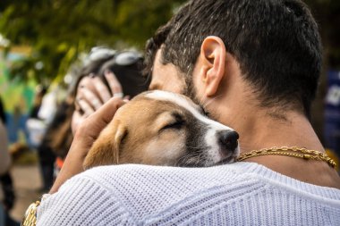 Tel Aviv, İsrail 2 Şubat 2024 SOS Hayvan Derneği 'nden yeni bir köpek sahibi yok edilmiş kibbutzlardan terk edilmiş köpeklerin evlat edinilmesi için Place Otage' da bir gün düzenliyor.