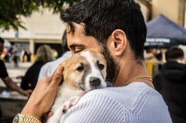 Tel Aviv, İsrail 2 Şubat 2024 SOS Hayvan Derneği 'nden yeni bir köpek sahibi yok edilmiş kibbutzlardan terk edilmiş köpeklerin evlat edinilmesi için Place Otage' da bir gün düzenliyor.